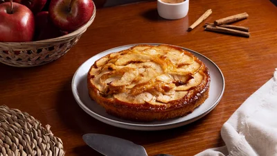 Ароматний яблучний пиріг, який зникає з тарілок – готуємо за бабусиними рецептами