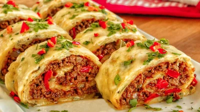 Картопляний рулет з м’ясом – апетитна вечеря, яку радить приготувати Ектор