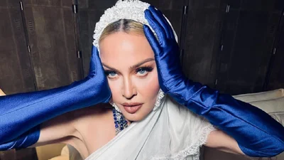 Мадонна упала со стула на сцене, но превратила это в фишку – видео