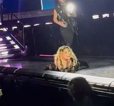 Мадонна упала со стула на сцене, но превратила это в фишку – видео - фото 598926