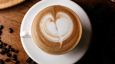 В чем разница между капучино и латте: дело не только в пенке и подаче