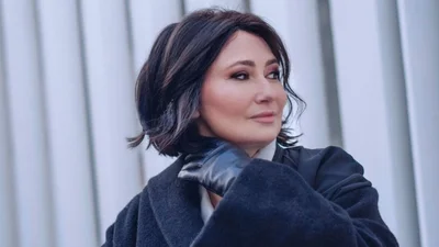 50-річна Олена Мозгова набила собі патріотичне тату з тризубом на пів руки