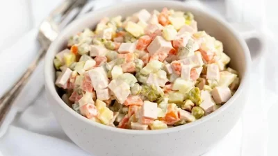 Класичний салат "Олів’є" – найсмачніший рецепт з ковбасою, який ти куштувала