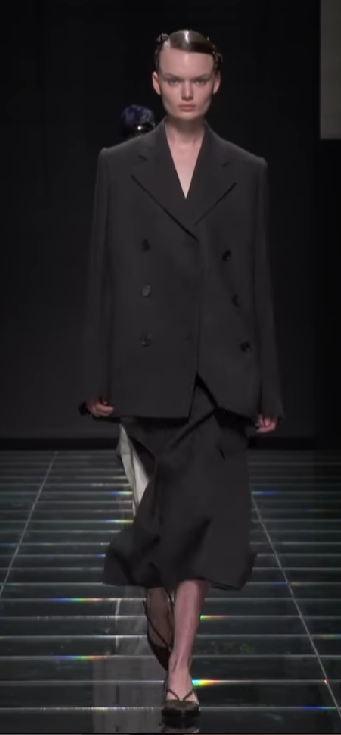 Взгляд в будущее: коллекция осень-зима 2024/2025 от Prada - фото 599568