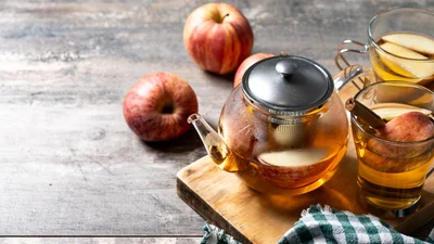 Чай с тимьяном и яблоком – ароматный и успокаивающий напиток, который быстро согреет