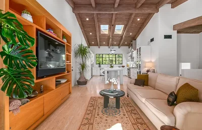Шарлиз Терон продает свой дом в испанском стиле — смотрим, что внутри - фото 600001