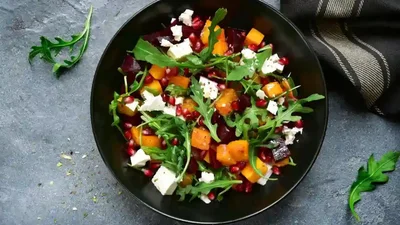 Теплый салат с тыквой, свеклой и сыром – идея для сытного ужина без мяса