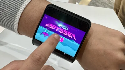 Мир увидел новый смартфон в виде браслета: не удобно, но стильно