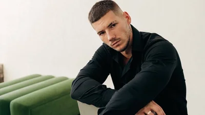 Блогер Волошин спел об отношениях со стриптизершей в новом клипе "Пазли"