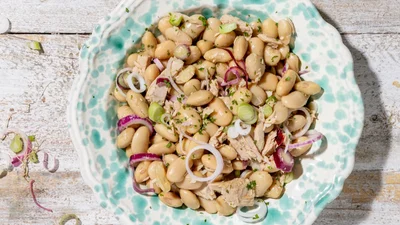 Салат с фасолью и тунцом – быстрое и бюджетное блюдо, которое легко приготовить на ужин