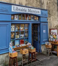 Рай для любителів книжок: у Франції існує унікальне книжкове село