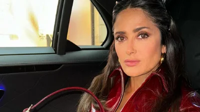 Кошечка Сальма Хайек показывала бьюти-лайфхак и случайно засветила грудь