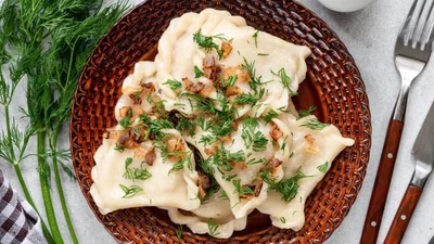 Що приготувати на Масницю: вареники з бринзою і шкварками від Ектора