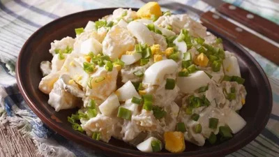 Салат из картофеля и яиц – очень простой гарнир для экономного ужина