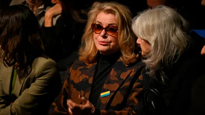 "Merci beaucoup": Катрін Денев підтримала Україну на Тижні моди в Парижі