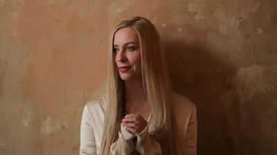“Ти — це я”: Тоня Матвієнко представила кліп, в якому нейромережа відтворила голос її мами