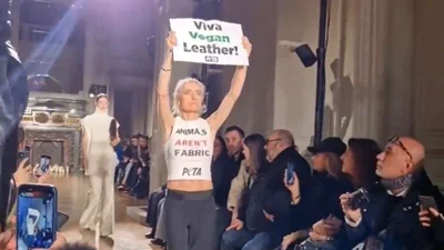 Зоозащитники сорвали показ Виктории Бекхэм в Париже - фото 600891