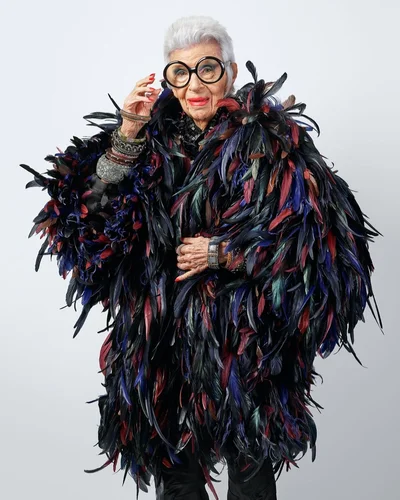 Самая модная долгожительница планеты Айрис Апфель умерла в возрасте 102 лет – 
лучшие луки - фото 600935