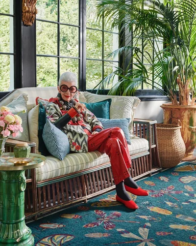 Самая модная долгожительница планеты Айрис Апфель умерла в возрасте 102 лет – 
лучшие луки - фото 600936