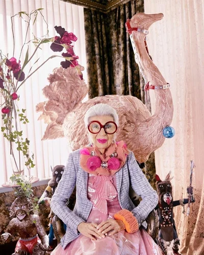 Самая модная долгожительница планеты Айрис Апфель умерла в возрасте 102 лет – 
лучшие луки - фото 600937