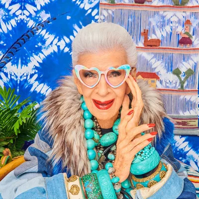 Самая модная долгожительница планеты Айрис Апфель умерла в возрасте 102 лет – 
лучшие луки - фото 600938