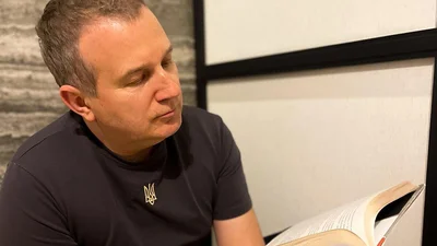 Что читает звезда: 3 книги, которые увлекли Юрия Горбунова