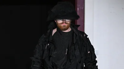 Сэм Смит дебютировал как модель во время Недели моды в Париже в эпатажных образах – видео