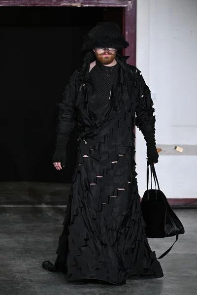 Сем Сміт у чорній сукні на Тижні моди в Парижі - фото 600989