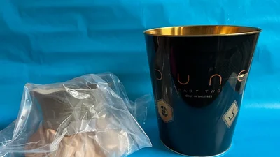 Пранк, который зашел далеко: "секс"-ведерки для попкорна из "Дюна 2" продают очень дорого