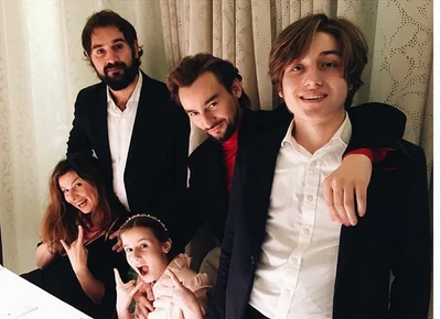 Жанна з її новим чоловіком Василем, Алан і їхні діти - фото 601712