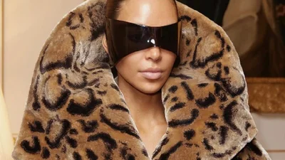 Кім Кардашян шокувала шубою на голе тіло та екстравагантними окулярами