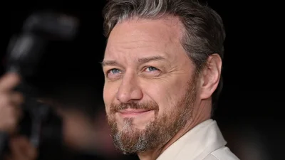 Красавчик Джеймс МакЭвой получил травму во время оргии: держал партнершу вверх ногами