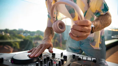 Международный день диджея: прикольные короткие поздравления с профессиональным праздником