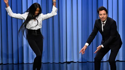 В сети все обсуждают видео, как Наоми Кэмпбелл учит Джимми Фэллона танцевать степ