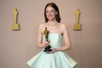 Оскар 2024: платье победительницы Эммы Стоун треснуло по швам по дороге на сцену