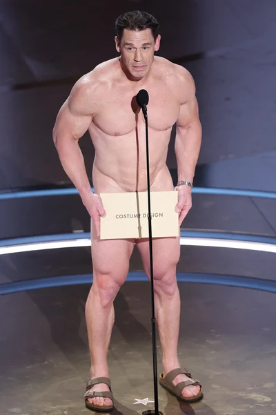 Іронічно: оголений Джон Сіна роздав "Оскар-2024" за найкращі костюми - фото 602511