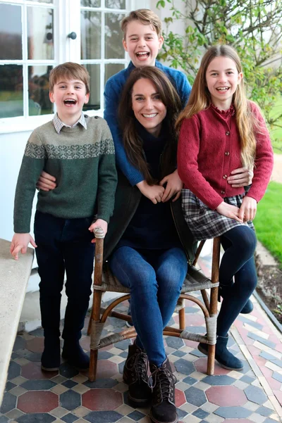 Сплошной фотошоп: новое фото Кейт Миддлтон с семьей вызывает кучу вопросов - фото 602596