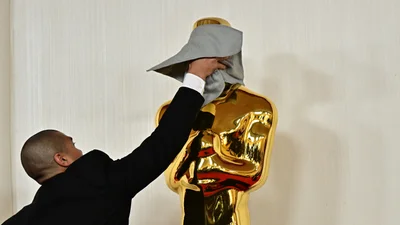 Падіння, дивні жарти, конфузи: найкумедніші моменти церемонії Оскар 2024