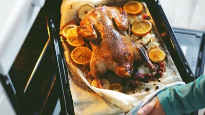 Даша Астаф'єва дала рецепт запеченої качки з апельсинами та картоплею
