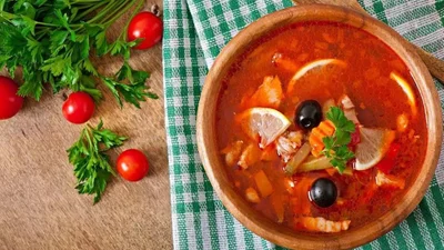 Смак наче з дитинства: як приготувати традиційну наваристу солянку