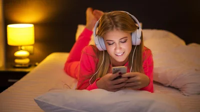 Стало известно, почему засыпать в наушниках опасно