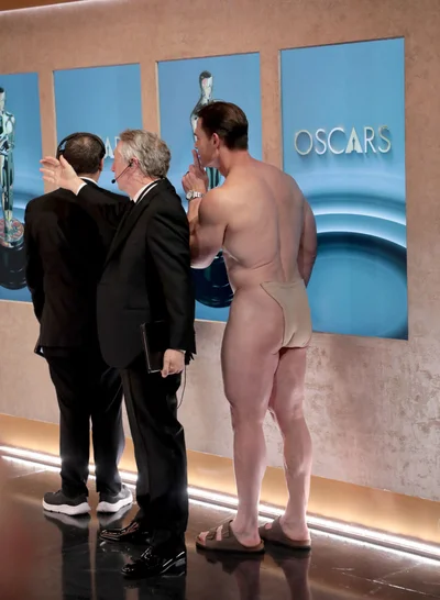 На самом ли деле Джона Сина был голым на Оскаре 2024 - вот единственная вещь, которую надел актер - фото 602802