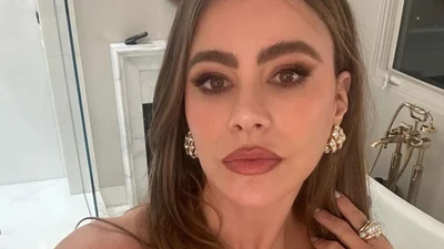 Каникулы не за горами: 51-летняя София Вергара похвасталась роскошными формами в купальнике