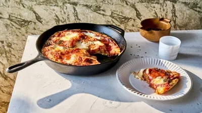 Піца на сковороді – максимально швидка вечеря для заклопотаних людей