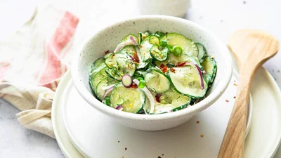 Хрумкий огірковий салат з вершковою заправкою – найкраще доповнення до м’яса