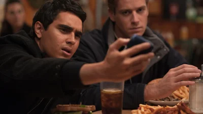 TikTok хочуть заборонити: пригадуємо кращі фільми про соціальні мережі