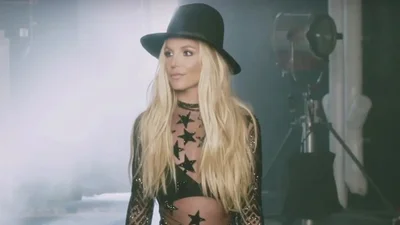 Традиційні танці: Брітні у прозорій сукні пом'яла собі груди