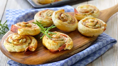 Листкові равлики з сиром та шинкою – закуска, яка підкорить твоє серце з першого погляду