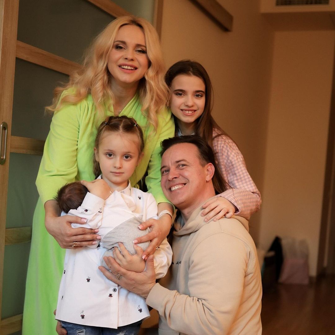 Трепетные объятия, поцелуи и родные рядом: Лилия Ребрик выписалась из роддома - 604544 Трепетные объятия, поцелуи и родные рядом: Лилия Ребрик выписалась из роддома - фото 604544