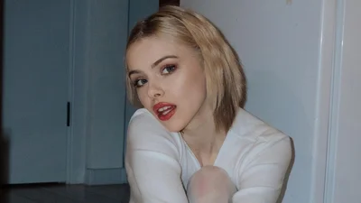 Маша Кондратенко выпустила трек о любви, в котором ее секси французский сводит с ума